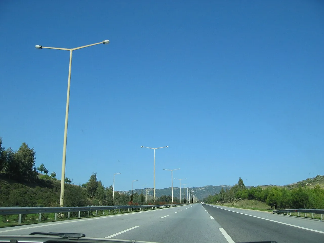 De snelweg Aydın-İzmir bij Germencik in West-Turkije, waar de botsing plaatsvond.