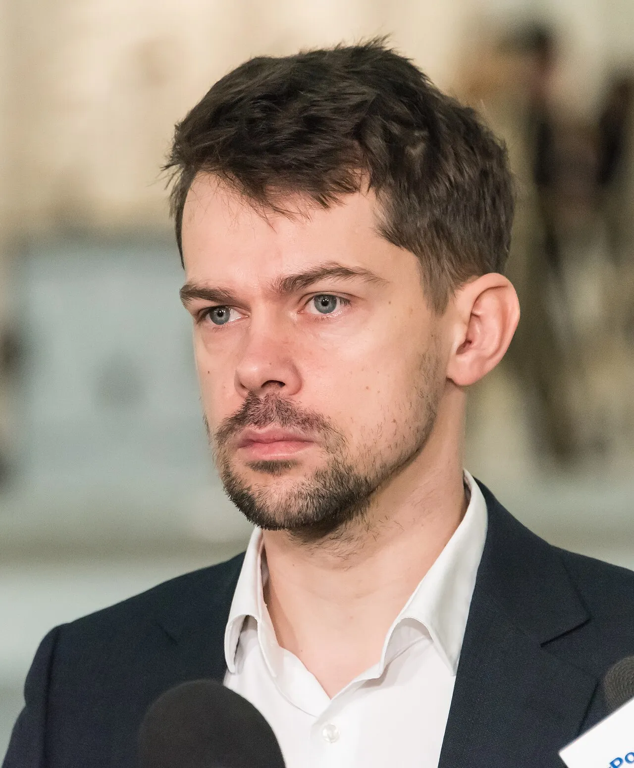 Michał Kołodziejczak tijdens een persconferentie in het Sejm