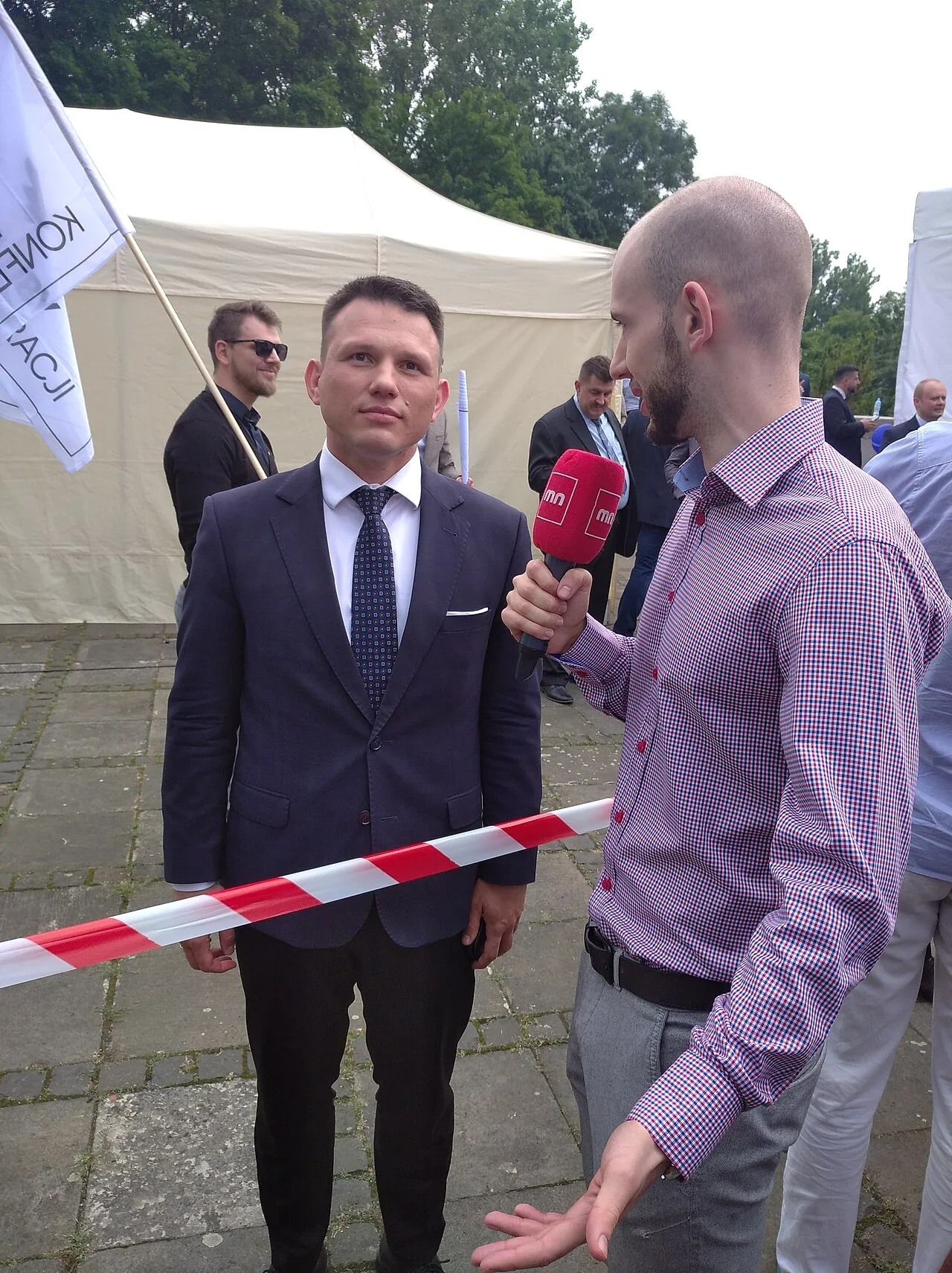 Sławomir Mentzen geeft een interview tijdens een partijcongres van Konfederacja.